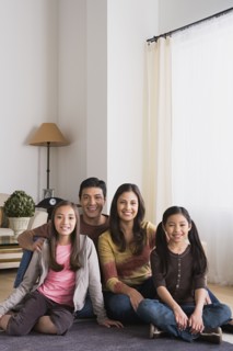 Portrait of family with two daughters (8-9, 10-11). Photo : Rob Lewine