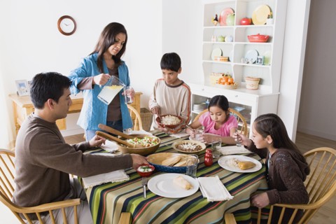 Family with three children (8-9, 10-11) dining together. Photo : Rob Lewine