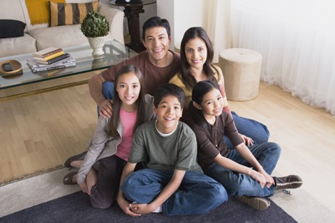 Portrait of family with three children (8-9, 10-11). Photo : Rob Lewine