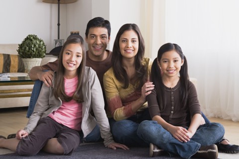 Portrait of family with two daughters (8-9, 10-11) . Photo : Rob Lewine