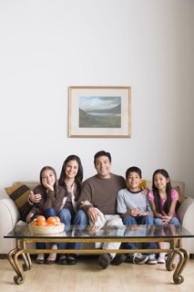 Portrait of family with three children (8-9, 10-11). Photo : Rob Lewine