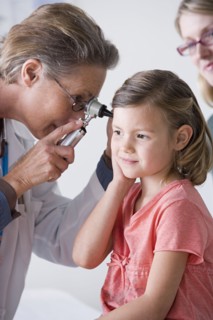 Female doctor examining small girl (4-5). Photo : Rob Lewine