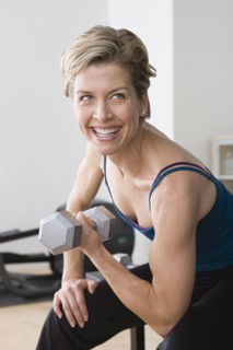 Woman lifting dumbbell. Photo : Rob Lewine