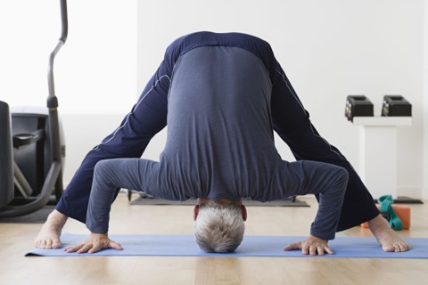 Man stretching. Photo : Rob Lewine