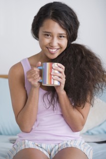 Woman holding mug. Photo : Rob Lewine