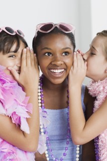 Portrait of three girls (10-11) gossiping. Photo : Rob Lewine