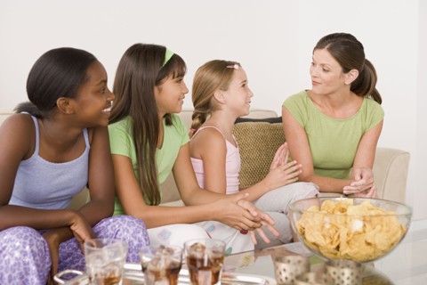 Three girls (10-11) and woman at slumber party. Photo : Rob Lewine