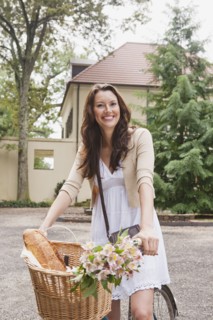 USA, New Jersey, Portrait of woman on bike with basket. Photo : Tetra Images