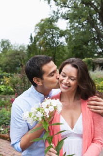 Happy couple in garden. Photo : Tetra Images