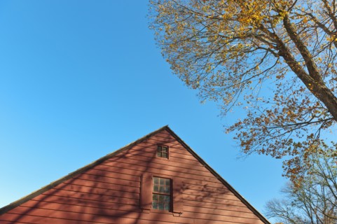 USA, New Jersey, Top of cottage house against blue sky. Photo: Tetra Images