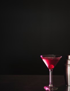Studio shot of cocktail in martini glass. Photo : Jamie Grill