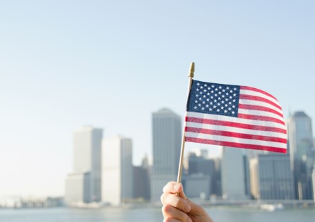 USA, New York State, New York City, Manhattan, Hand holding American flag. Photo : Jamie Grill