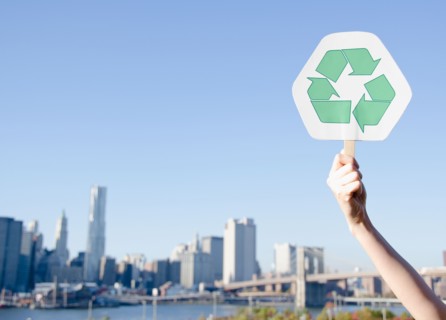 USA, New York State, New York City, Manhattan, Hand holding recycling symbol. Photo : Jamie Grill