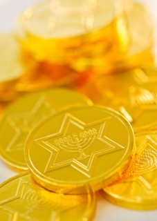 Studio Shot of chocolate coin. Photo : Daniel Grill