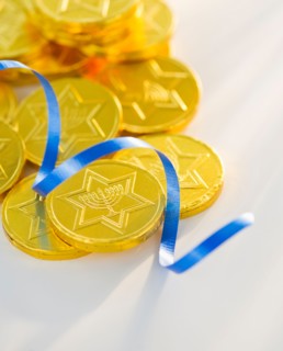 Studio Shot of chocolate coin and blue ribbon. Photo : Daniel Grill