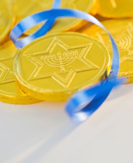 Studio Shot of chocolate coin and blue ribbon. Photo : Daniel Grill