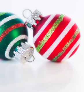 Studio shot of christmas baubles. Photo : Daniel Grill