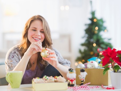 Woman looking at christmas decoration . Photo : Daniel Grill
