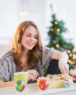Woman preparing christmas decoration . Photo : Daniel Grill