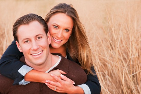 Portrait of happy young couple on wheat field. Photo : Daniel Grill