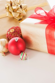 Studio shot of Christmas ornaments and presents. Photo : Daniel Grill