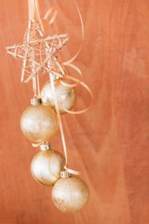 Studio shot of gold Christmas ornaments. Photo : Daniel Grill
