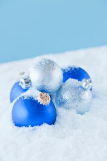 Studio shot of blue and silver christmas ornament on snow. Photo : Daniel Grill