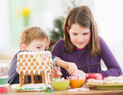 Girl (8-9) and boy (6-7) preparing gingerbread decorations. Photo : Daniel Grill