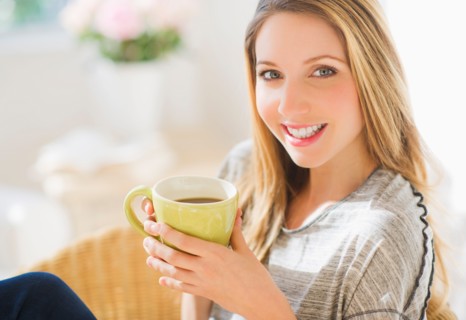Portrait of young woman with mug. Photo : Daniel Grill