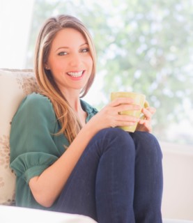 Portrait of young woman with mug. Photo : Daniel Grill