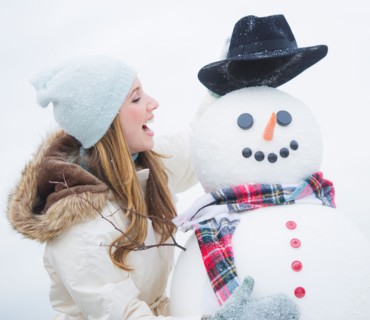 Profile of young woman with snowman. Photo : Daniel Grill