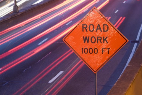USA, New York state, New York city, road sign with vehicle lights. Photo : fotog