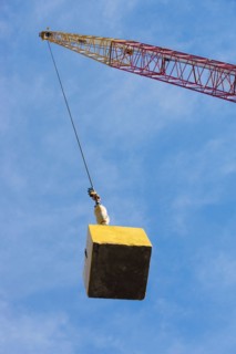 Crane hook carrying block. Photo : fotog