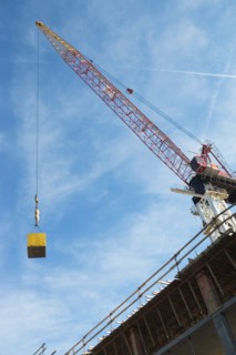 Crane hook carrying block. Photo : fotog