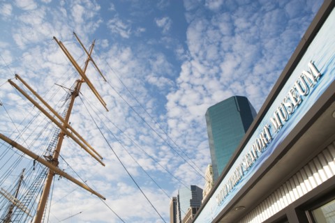 USA, New York state, New York city, low angle view of mast and facade seaport museum. Photo : fotog
