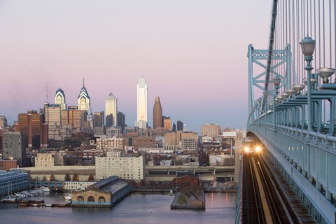 USA, Pennsylvania, Philadelphia, view at Benjamin Franklin Bridge at sunset. Photo : fotog