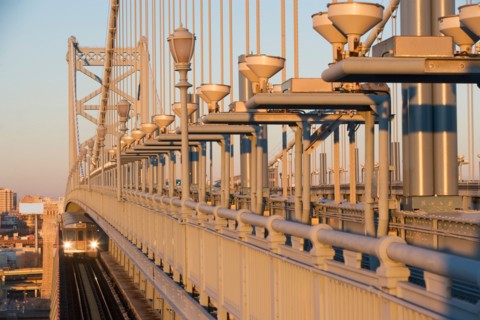 USA, Pennsylvania, Philadelphia, close-up view at Benjamin Franklin Bridge at sunset. Photo : fotog
