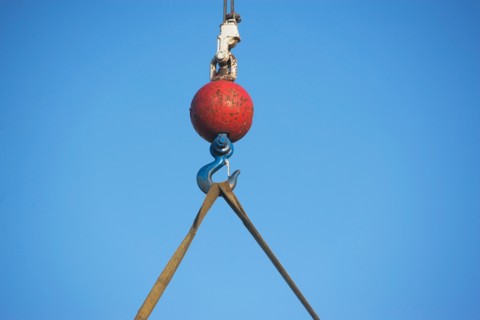Mid-air view at crane's hook. Photo : fotog