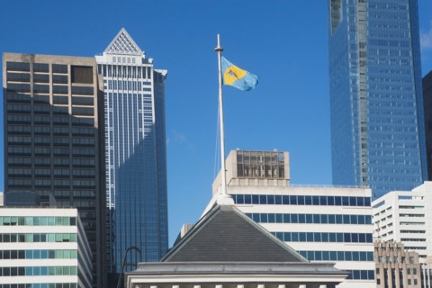 USA, Pennsylvania, Philadelphia, view of state flag on top of skyscraper. Photo : fotog