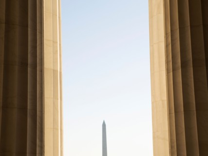 USA, Washington DC, Washington Monument between columns. Photo : fotog