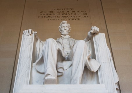 USA, Washington DC, low angle view of Lincoln memorial. Photo : fotog