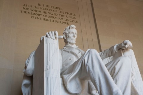 USA, Washington DC, low angle view of Lincoln memorial. Photo : fotog
