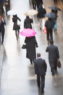 USA, New York state, New York city, pedestrians walking with umbrellas. Photo : fotog