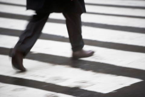 USA, New York state, New York city, low section of men crossing zebra crossing . Photo : fotog