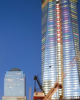USA, New York State, New York City, crane in front of illuminated skyscrapers. Photo : fotog