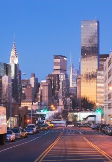 USA, New York State, New York City, city street with skyscrapers in background. Photo : fotog
