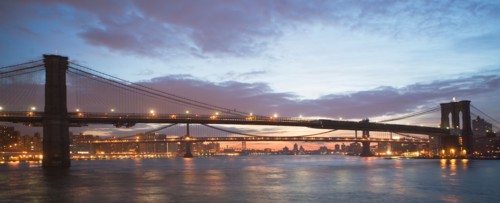 USA, New York State, New York City, Brooklyn Bridge at dusk. Photo : fotog