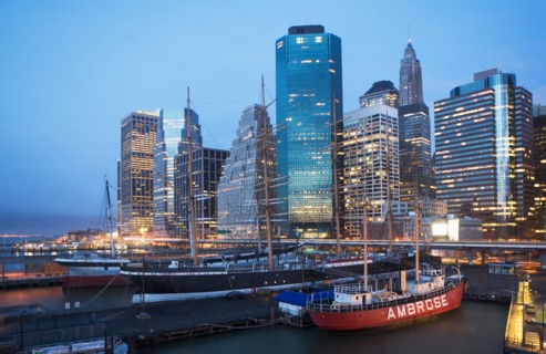 USA, New York State, New York City, seaport museum with skyscrapers in background. Photo : fotog