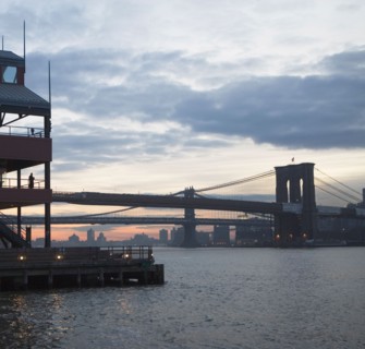 USA, New York State, New York City, Brooklyn Bridge at dusk. Photo : fotog