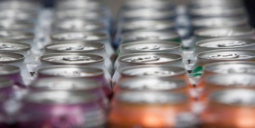 drink cans in a row. Photo : fotog